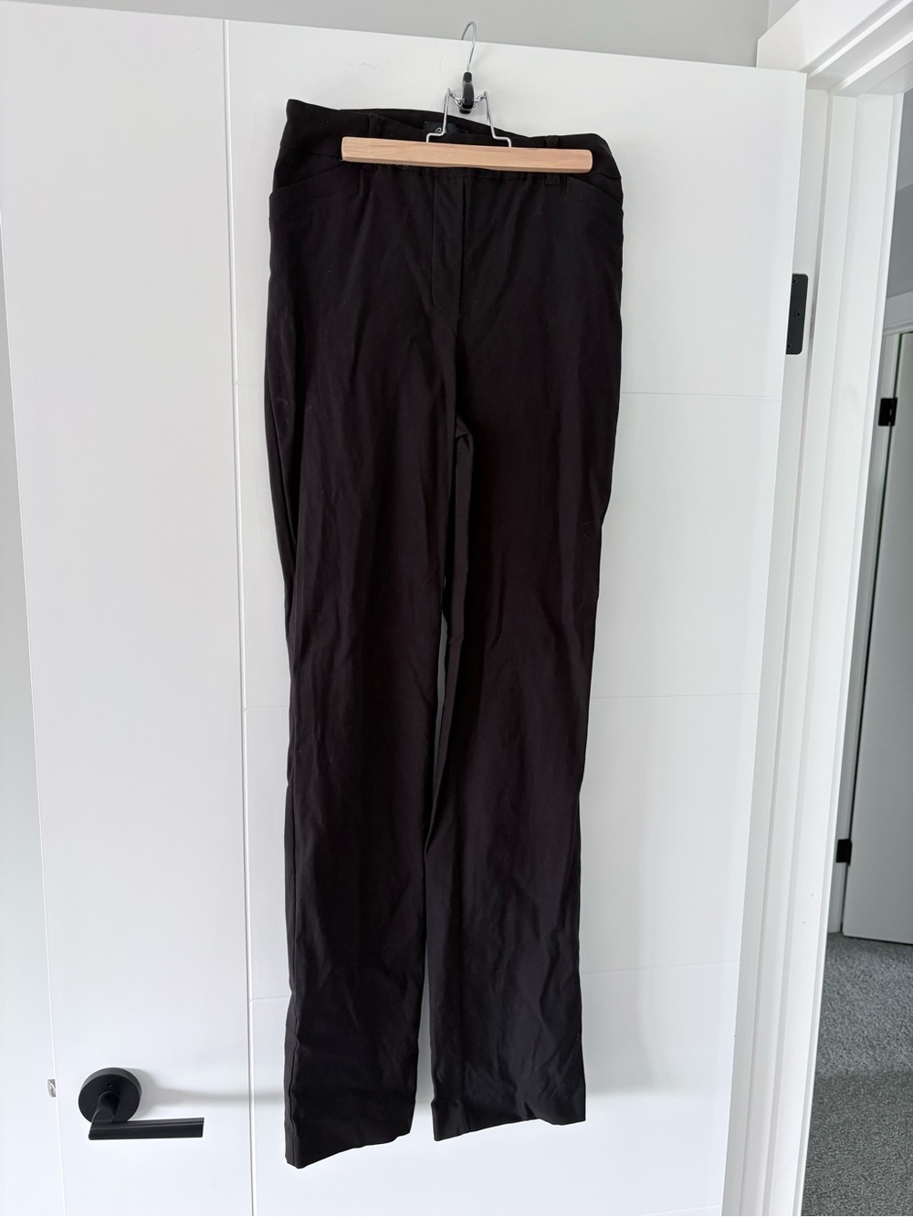 Reitmans Black Straight Leg Pants - Sleek Work-to-Weekend Style